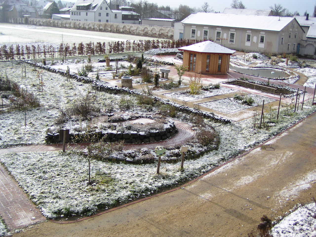 Garten Erster Schnee Nov.05